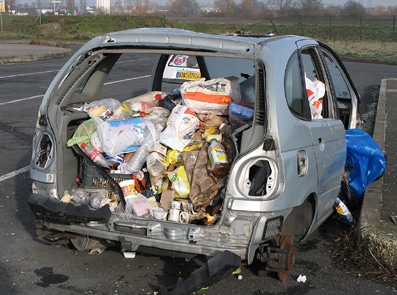 Les déchets, c'est dans la poubelle… même en voiture !